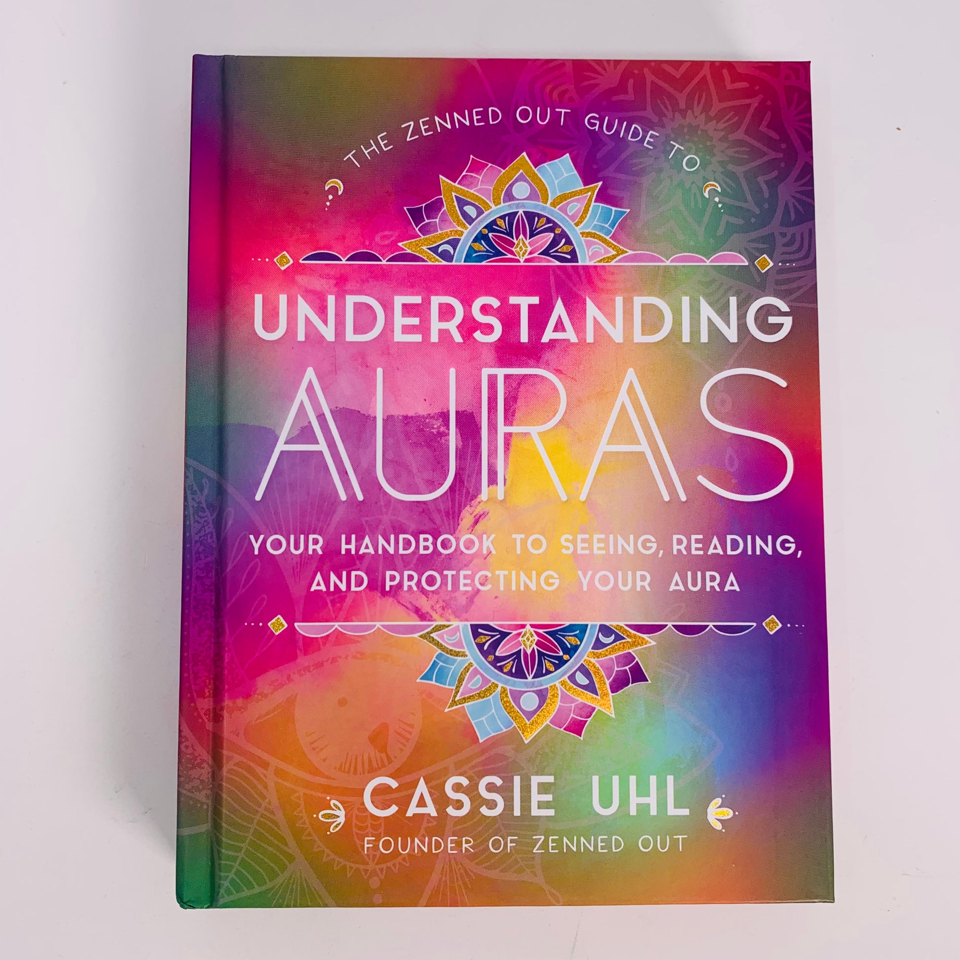 The Zenned Out Guide to Understanding Auras by Cassie Uhl (Hardcover)