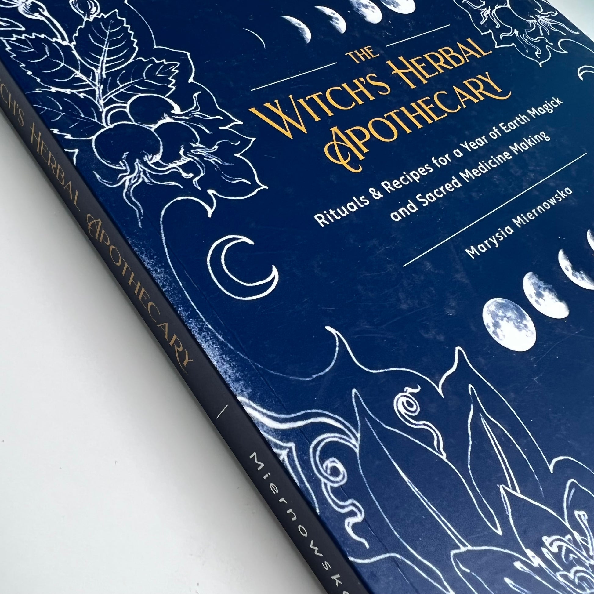 The Witch's Herbal Apothecary by Marysia Miernowska